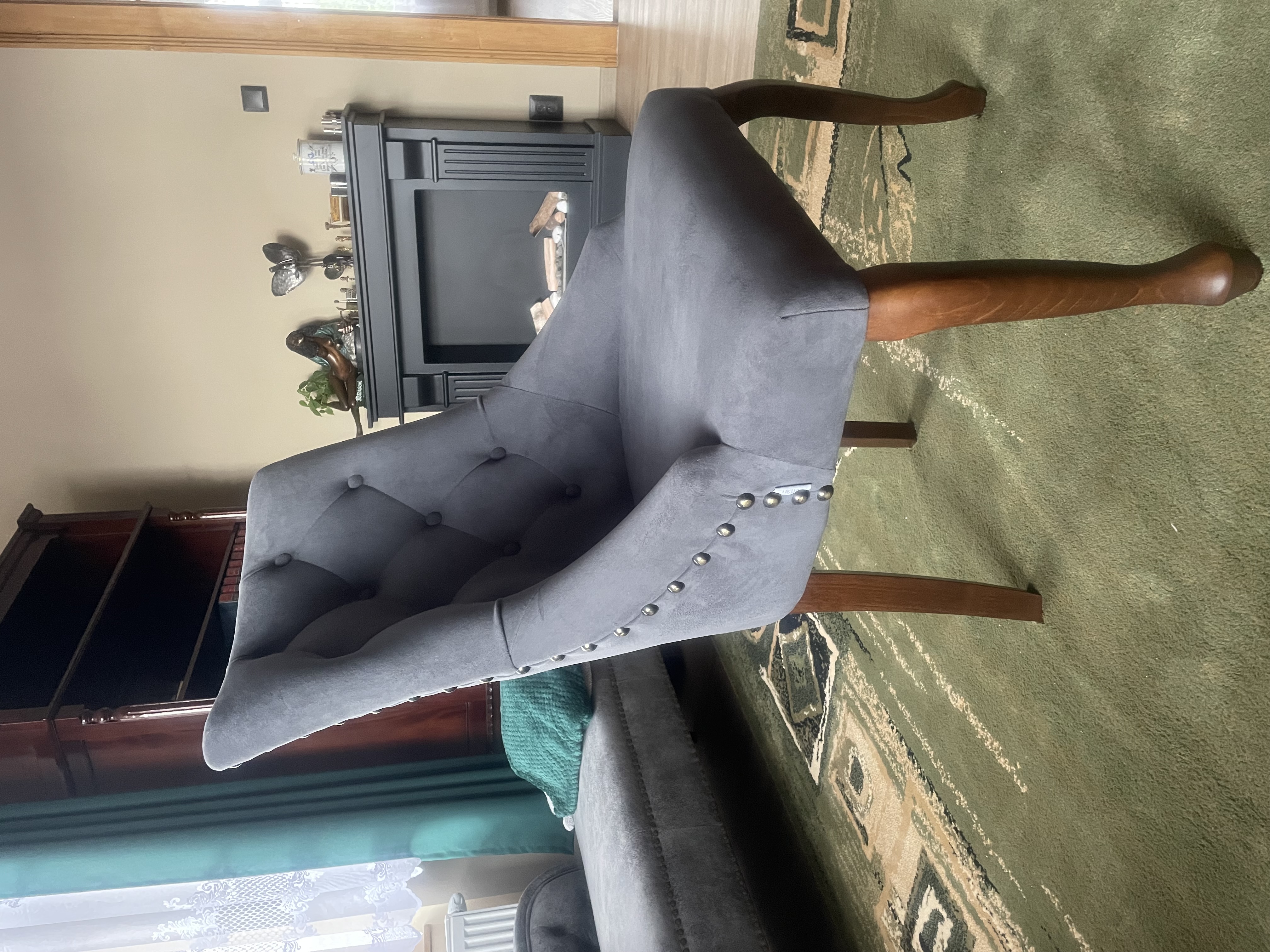 Židle Sisi 2 s cvočky a nohami Ludvík zdjęcie klienta Veronika