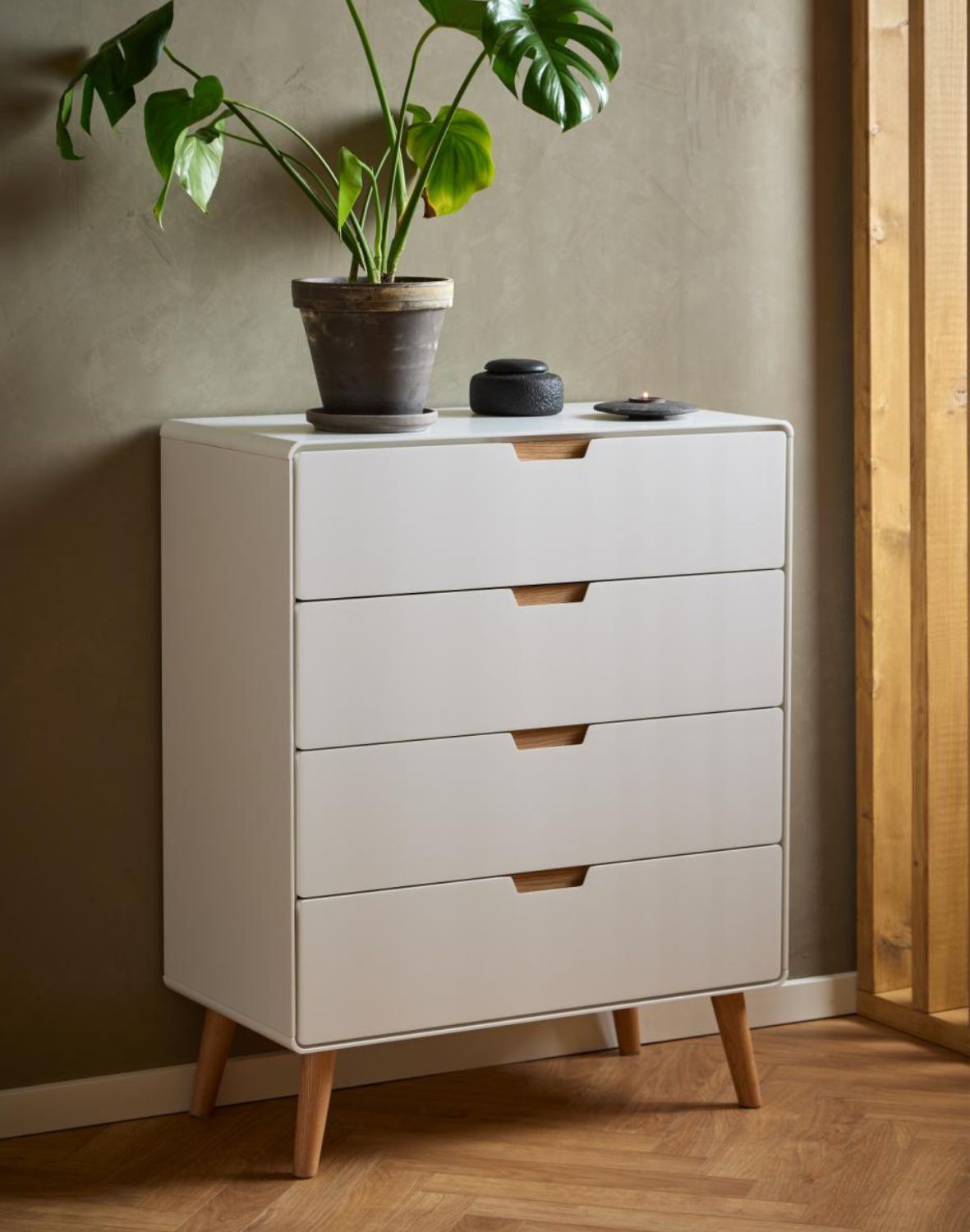 biała komoda lowell z 4 szufladami i dębowymi nogami (05743)