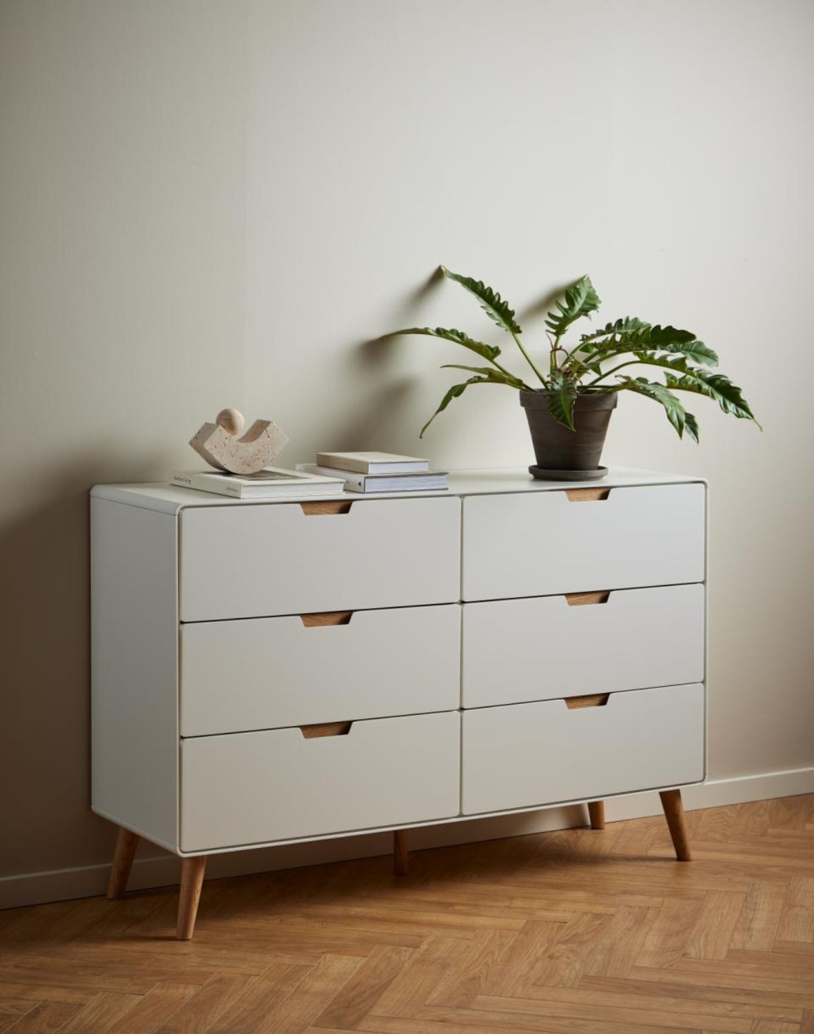 biała komoda lowell z 6 szufladami i dębowymi nogami (23770)